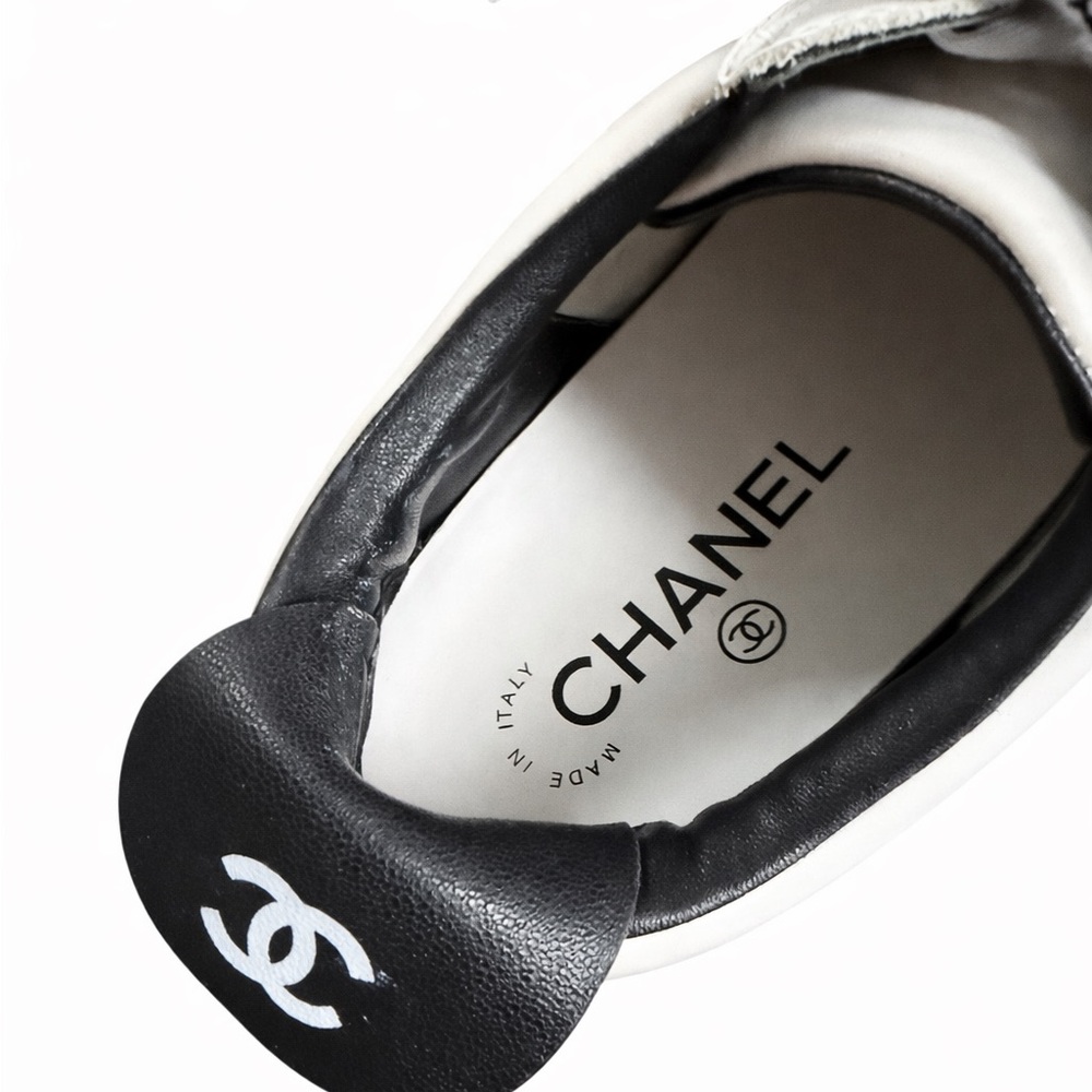 Chanel Leather Sneakers Size: EU 37
Color: White with cream sole
Made in Italy - Picture 5 of 12